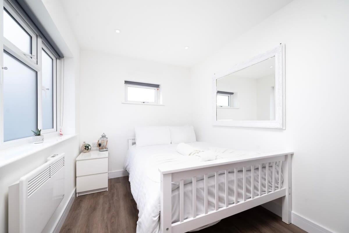 Cozy Single Level Flat With Parking Apartman Enfield Kültér fotó
