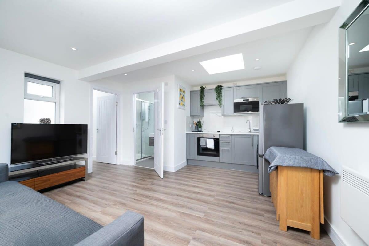 Cozy Single Level Flat With Parking Apartman Enfield Kültér fotó